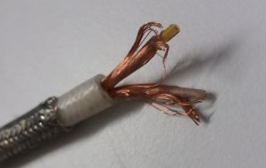 Кабель управления экранированный 2х0.5 негорючий медный гибкий двухжильный многопроволочная жила сечением 0.5 кв. мм - 20 awg в двойном экране медного плетения внешний диаметр 6.5 мм купить с доставкой по Киеву приемлемая цена