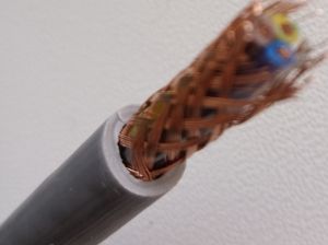 Кабель управления экранированный 3х0.5 негорючий медный гибкий трехжильный многопроволочная жила сечением 0.5 кв. мм 20 awg в экране медного плетения внешний диаметр 6.7 мм купить с доставкой по Киеву минимальная цена