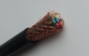 Кабель экранированный уличный 6х1 медный холодостойкий негорючий гибкий шестижильный многопроволочная жила сечением 1 кв. мм в экране медного плетения внешний диаметр 10.1 мм 17 awg купить конкурентная цена кабель екранований кабель 6 жильный trvvp liycy 