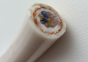 Кабель управления экранированный 10х0.35 медный гибкий 10-жильный многопроволочная жила сечением 0.35 кв. мм 22 awg в экране медного плетения внешний диаметр 14 мм купить с доставкой по Киеву приемлемая цена